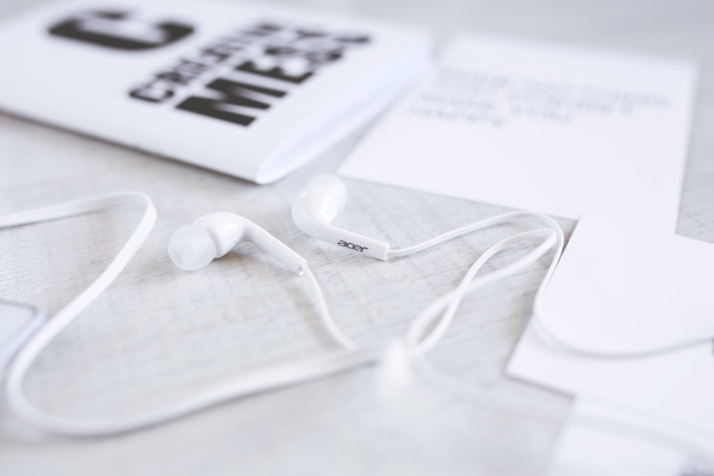 desk-technology-music-white