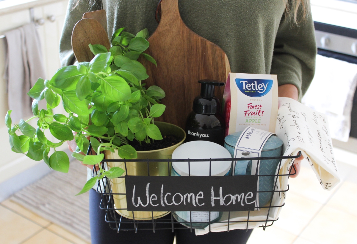 How to Put Together a Simple Housewarming Gift Basket